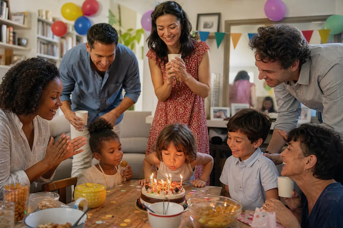 Famille célébrant un anniversaire d’enfant à la maison